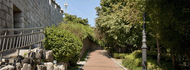 A path along the Seoul City Wall in Changsin-dong